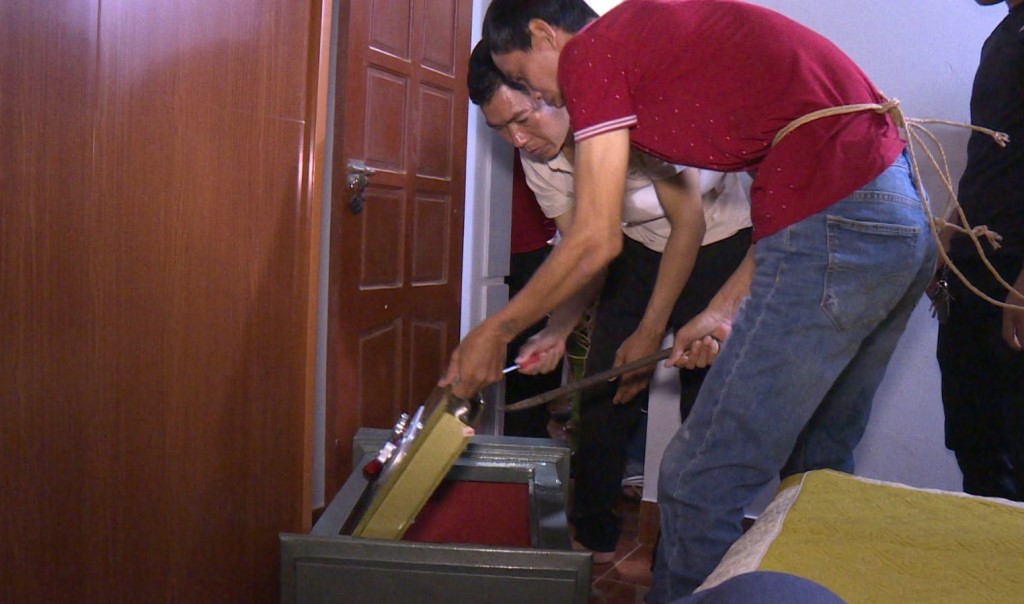 Thực nghiệm hiện trường vụ phá két sắt trộm tài sản xảy ra tại xã Nghĩa Hội, huyện Nghĩa Đàn