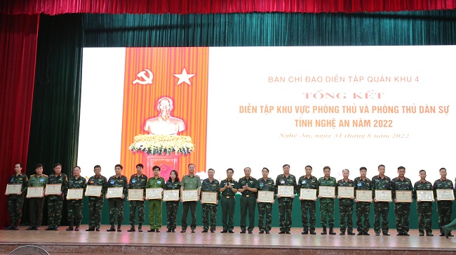 Quân khu 4 trao tặng Bằng khen cho các tập thể có thành tích xuất sắc trong thực hiện nhiệm vụ diễn tập Khu vực phòng thủ và phòng thủ dân sự tỉnh Nghệ An năm 2022