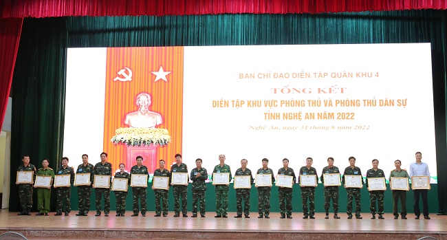 8.	Bí thư Tỉnh ủy Nghệ An Thái Thanh Quý trao tặng Bằng khen cho các tập thể có thành tích xuất sắc trong diễn tập khu vực phòng thủ