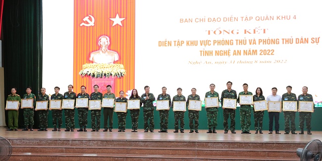 Chủ tịch UBND tỉnh Nghệ An trao tặng Bằng khen cho các cá nhân có thành tích xuất sắc