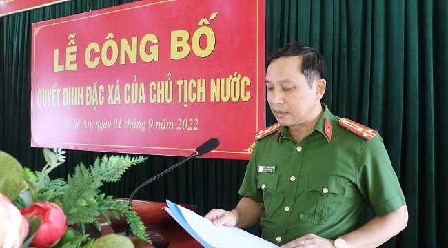 Lãnh đạo Giám thị Trại tạm giam Công an tỉnh Nghệ An phát biểu tại buổi lễ