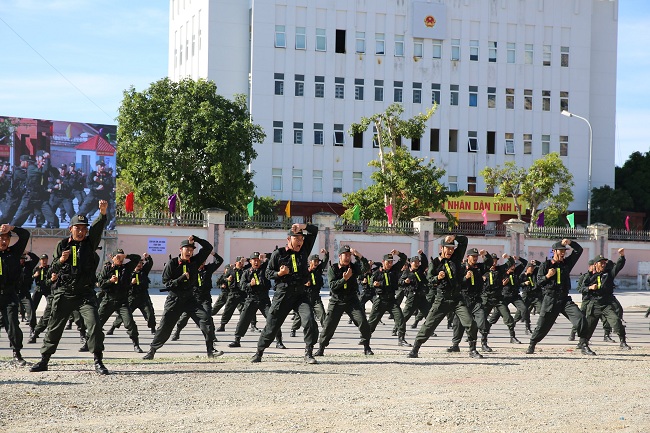 Lực lượng Cảnh sát cơ động biểu diễn võ thuật