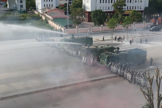 Diễn tập: Lực lượng Cảnh sát cơ động sử dụng xe chuyên dụng trấn áp bạo loạn