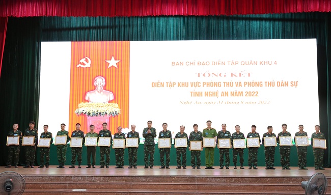 Trao Bằng khen của UBND tỉnh cho Đại tá Cao Minh Huyền và Thượng tá Trần Ngọc Tuấn, Phó Giám đốc Công an tỉnh