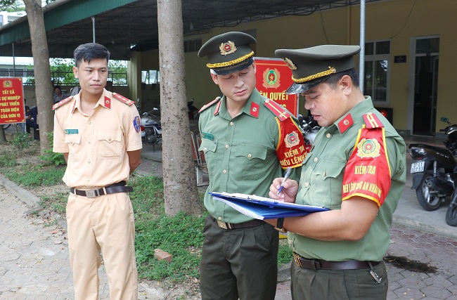 Kiểm tra chế độ trực của lực lượng Cảnh sát Giao thông Công an thành phố Vinh