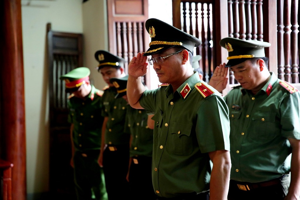 Đồng chí Thiếu tướng Phạm Thế Tùng, Giám đốc Công an tỉnh và đoàn tưởng niệm đồng chí Trần Quốc Hoàn