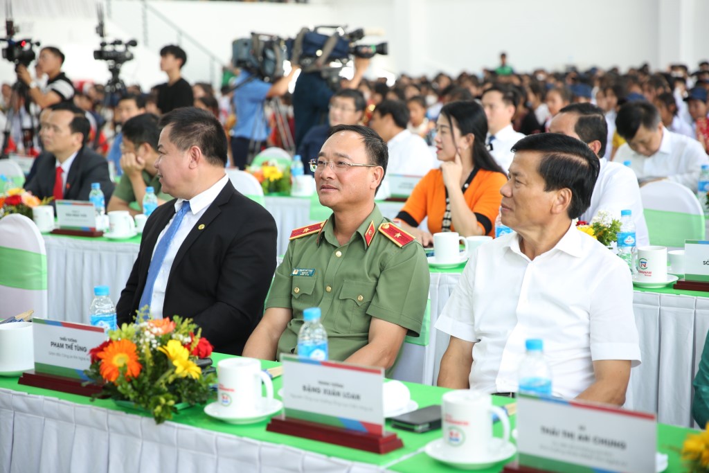 Đồng chí Thiếu tướng Phạm Thế Tùng, UV BTV Tỉnh ủy, Giám đốc Công an tỉnh dự lễ khai giảng