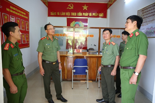 Đồng chí Thiếu tướng Phạm Thế Tùng, Ủy viên Ban Thường vụ Tỉnh ủy, Giám đốc Công an tỉnh cùng đoàn công tác kiểm tra cơ sở, vật chất tại trụ sở Công an xã Na Ngoi
