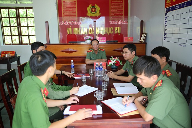 Đồng chí Thiếu tướng Phạm Thế Tùng đã biểu dương những nỗ lực của Công an xã Nậm Càn trong thời gian vừa qua.j