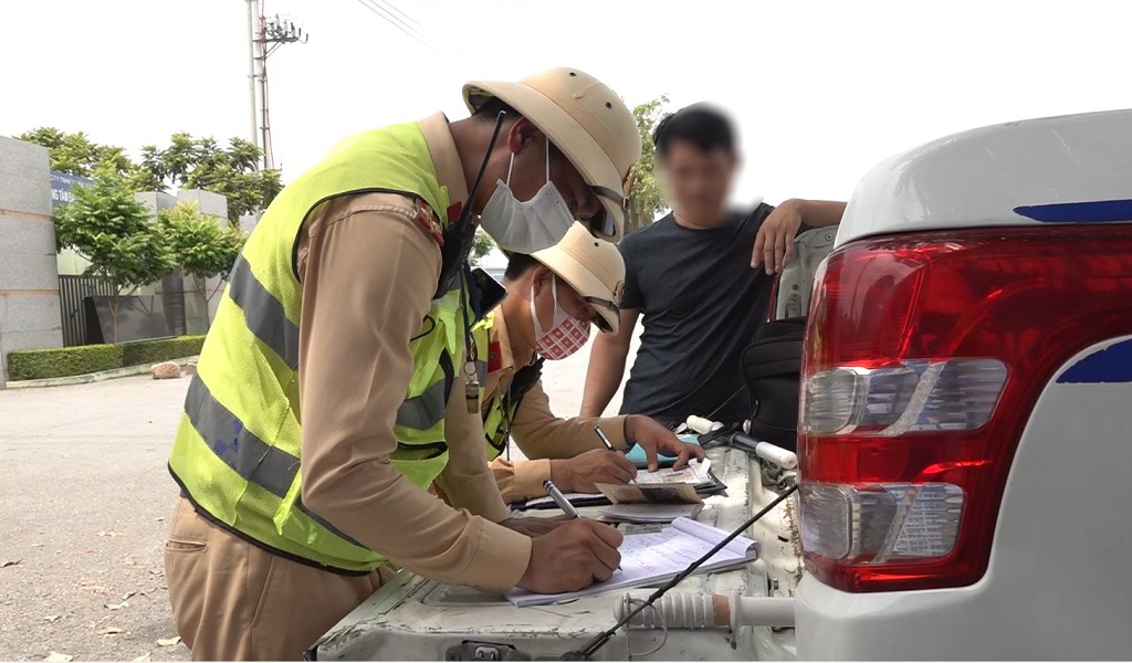 Trạm CSGT Diễn Châu lập biên bản vi phạm nồng độ cồn (0,056mg/L) đối với lái xe ô tô vi phạm trên tuyến QL1A, xã Diễn Hồng, huyện Diễn Châu, vào trưa ngày 31.8.2022