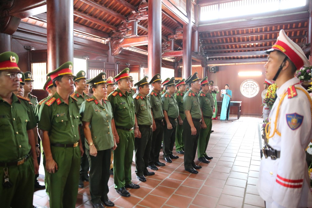 Đoàn đại biểu Công an tỉnh thành kính tưởng nhớ Tổng Bí thư Lê Hồng Phong