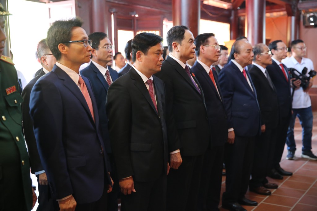 Đồng chí Chủ tịch nước Nguyễn Xuân Phúc dâng hương tại Khu tưởng niệm Tổng Bí thư Lê Hồng Phong