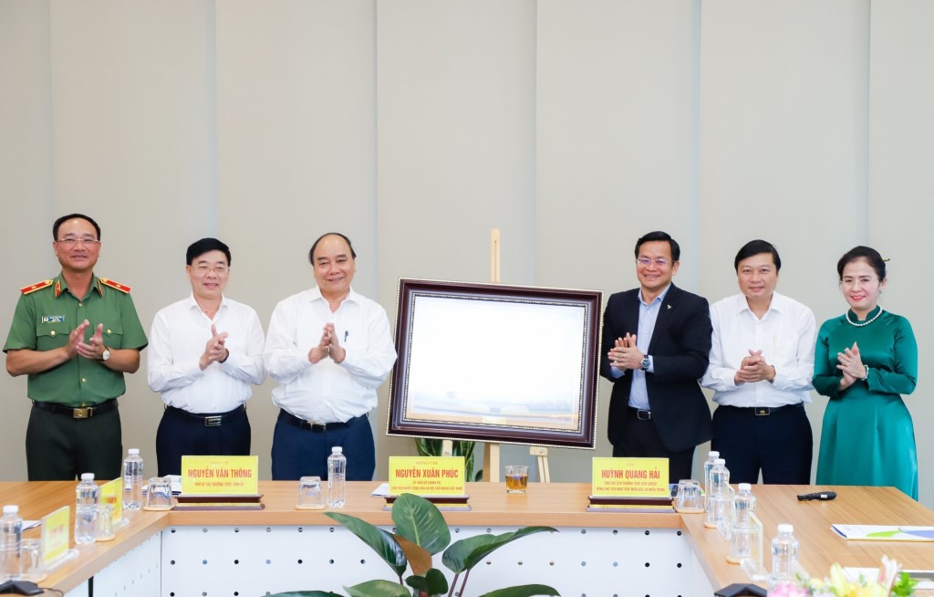 Đồng chí Chủ tịch nước Nguyễn Xuân Phúc tặng quà cho Khu công nghiệp VSIP Nghệ An