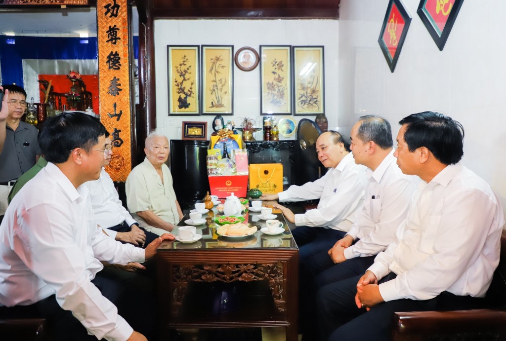 Đồng chí Chủ tịch nước Nguyễn Xuân Phúc đã đến xã Diễn Phong, huyện Diễn Châu thăm, tặng quà đồng chí Nguyễn Bá - nguyên Ủy viên Trung ương Đảng, nguyên Bí thư Tỉnh ủy Nghệ An
