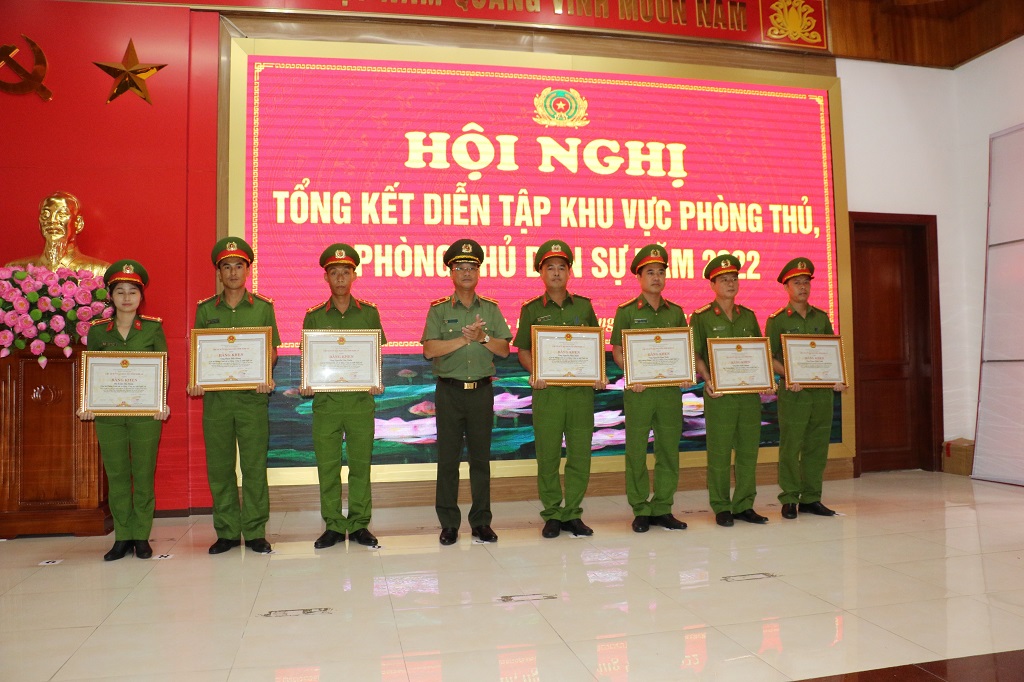 Đồng chí Thiếu tướng Phạm Thế Tùng, Giám đốc Công an tỉnh trao tặng Bằng khen của UBND tỉnh cho các tập thể, cá nhân có thành tích xuất sắc trong diễn tập KVPT, PTDS tỉnh năm 2022