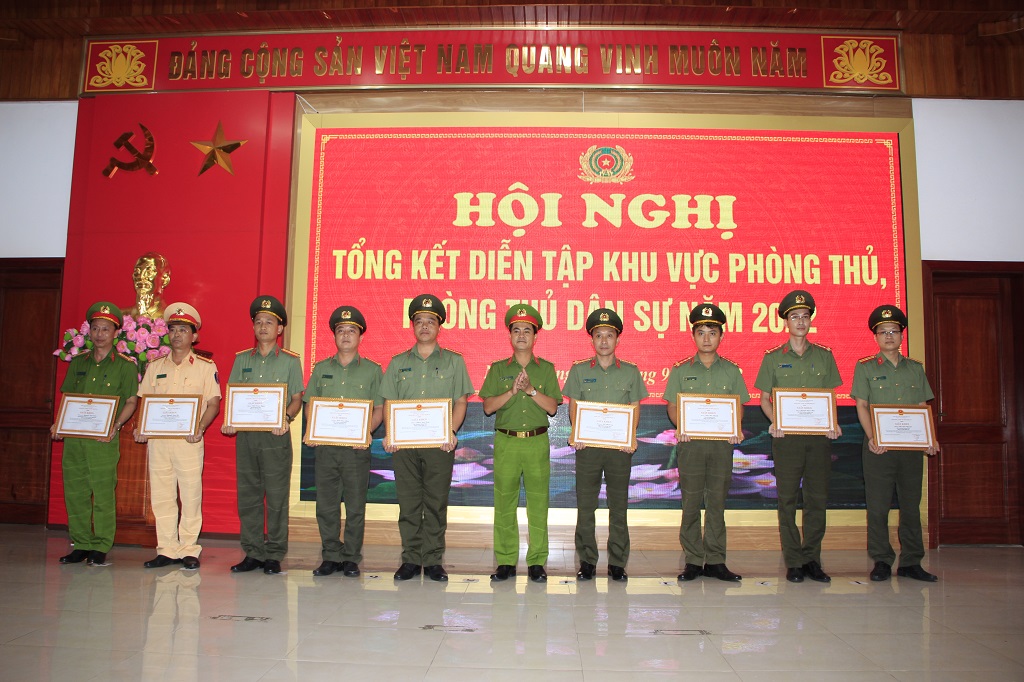 Đồng chí Đại tá Nguyễn Đức Hải, Phó Giám đốc Công an tỉnh trao Giấy khen của Giám đốc Công an tỉnh cho các tập thể, cá nhân có thành tích xuất sắc trong diễn tập KVPT, PTDS tỉnh năm 2022