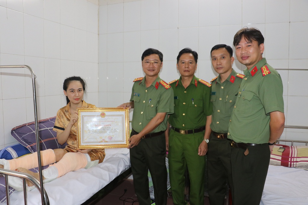 Đồng chí Thượng tá Trần Ngọc Tuấn, Phó Giám đốc Công an tỉnh cùng các đồng chí đại diện các phòng trao Bằng khen tặng đồng chí Đại úy Võ Thị Huyền Trang