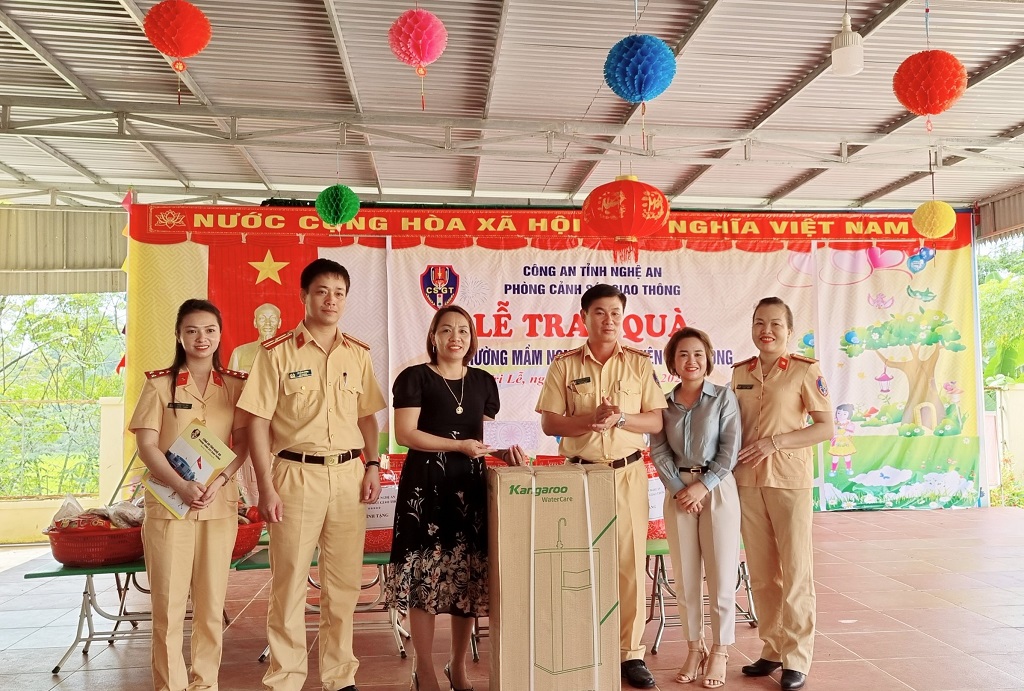 Phòng Cảnh sát giao thông Công an tỉnh trao quà tặng các cháu và Trường Mầm non xã Tri Lễ, huyện Quế Phong