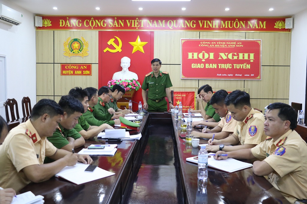 Đồng chí Đại tá Cao Minh Huyền, Phó Giám đốc Công an tỉnh chỉ đạo tại buổi làm việc với Công an huyện Anh Sơn