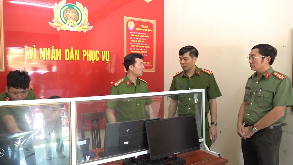 Đoàn công tác trực tiếp kiểm tra tại Công an xã Hoa Sơn
