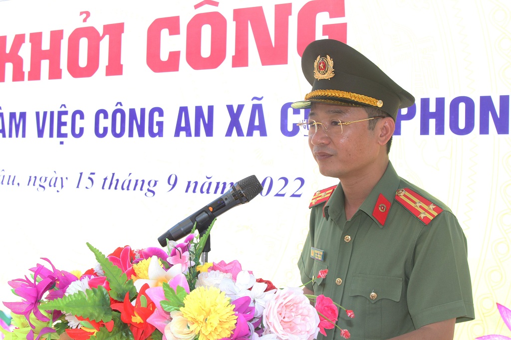 Đồng chí Thượng tá Trần Ngọc Tuấn, Phó Giám đốc Công an tỉnh phát biểu tại Lễ khởi công nhà làm việc Công an xã Châu Phong, huyện Quỳ Châu