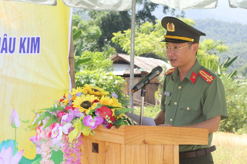 Đồng chí Thượng tá Trần Ngọc Tuấn, Phó Giám đốc Công an tỉnh phát biểu tại Lễ khởi công nhà làm việc Công an xã Châu Kim, huyện Quế Phong