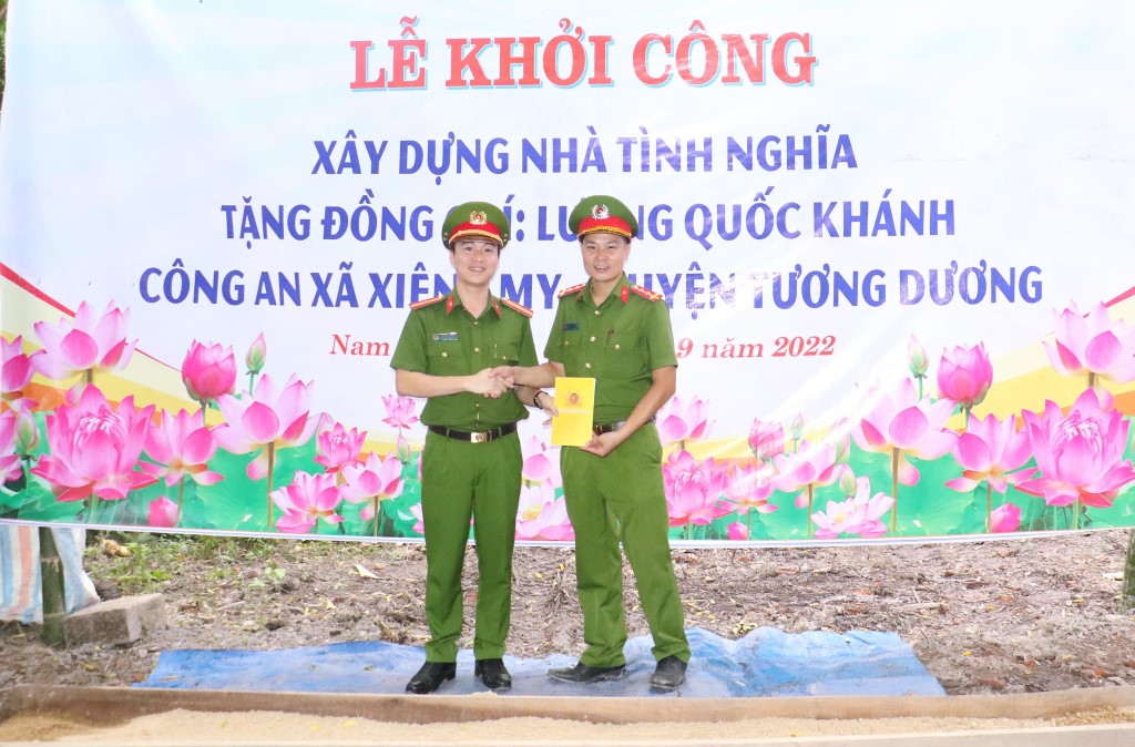 Đại diện Lãnh đạo Công an huyện Quỳ Hợp trao quà cho Đại úy Lương Quốc Khánh