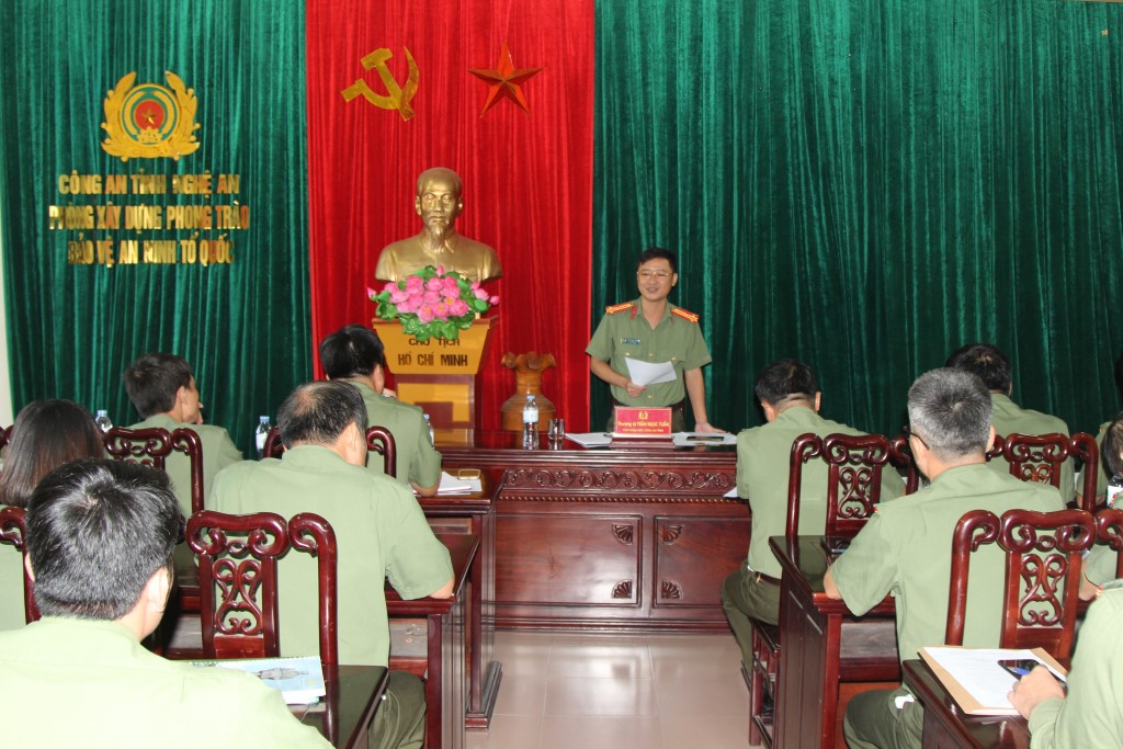 Đồng chí Thượng tá Trần Ngọc Tuấn, Phó Giám đốc Công an tỉnh chủ trì buổi làm việc