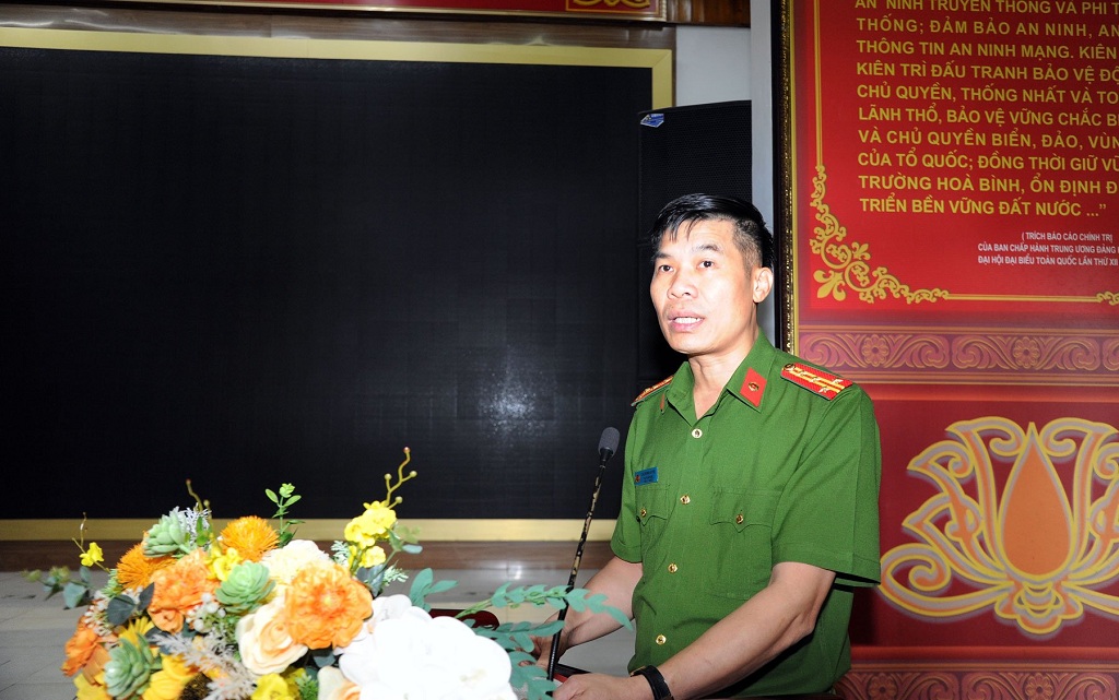 Đồng chí Đại tá Cao Minh Huyền, Phó Giám đốc Công an tỉnh phát biểu tại buổi trao quà