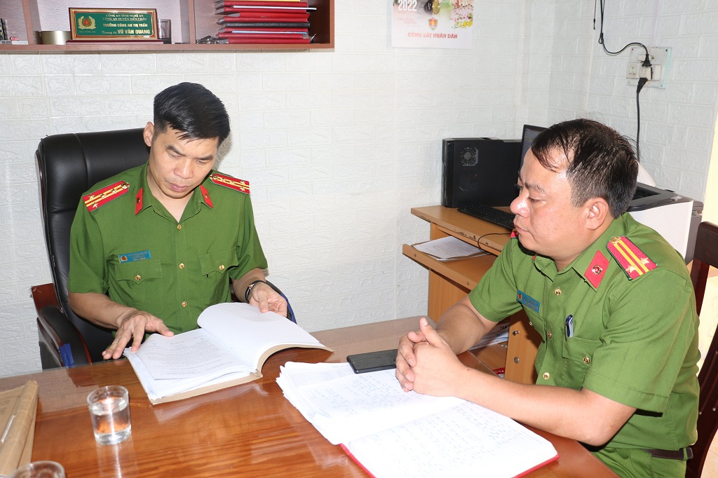 Đồng chí Đại tá Cao Minh Huyền, Phó Giám đốc Công an tỉnh trực tiếp kiểm tra hồ sơ tại công an cấp xã