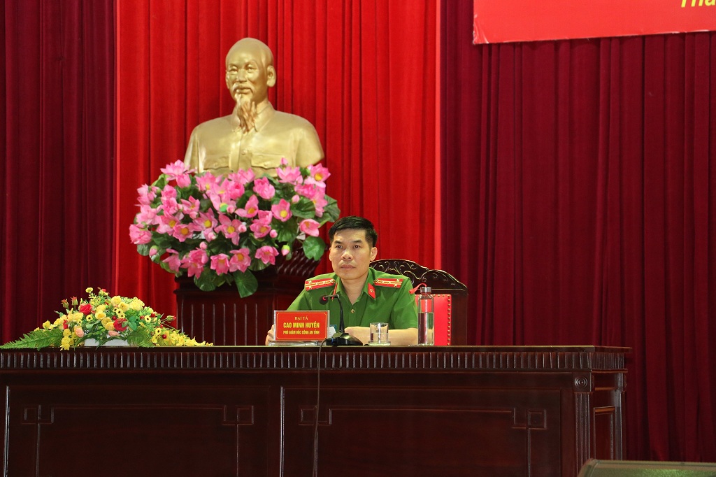 Đồng chí Đại tá Cao Minh Huyền, Phó Giám đốc Công an tỉnh chủ trì Hội nghị, lắng nghe các đại biểu đóng góp ý kiến