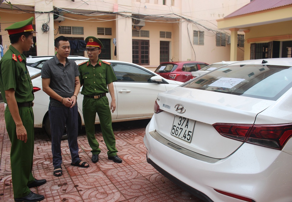 Công an huyện Quỳnh Lưu làm việc với đối tượng Bằng về quá trình mua bán xe ô tô của các cơ sở cho thuê xe
