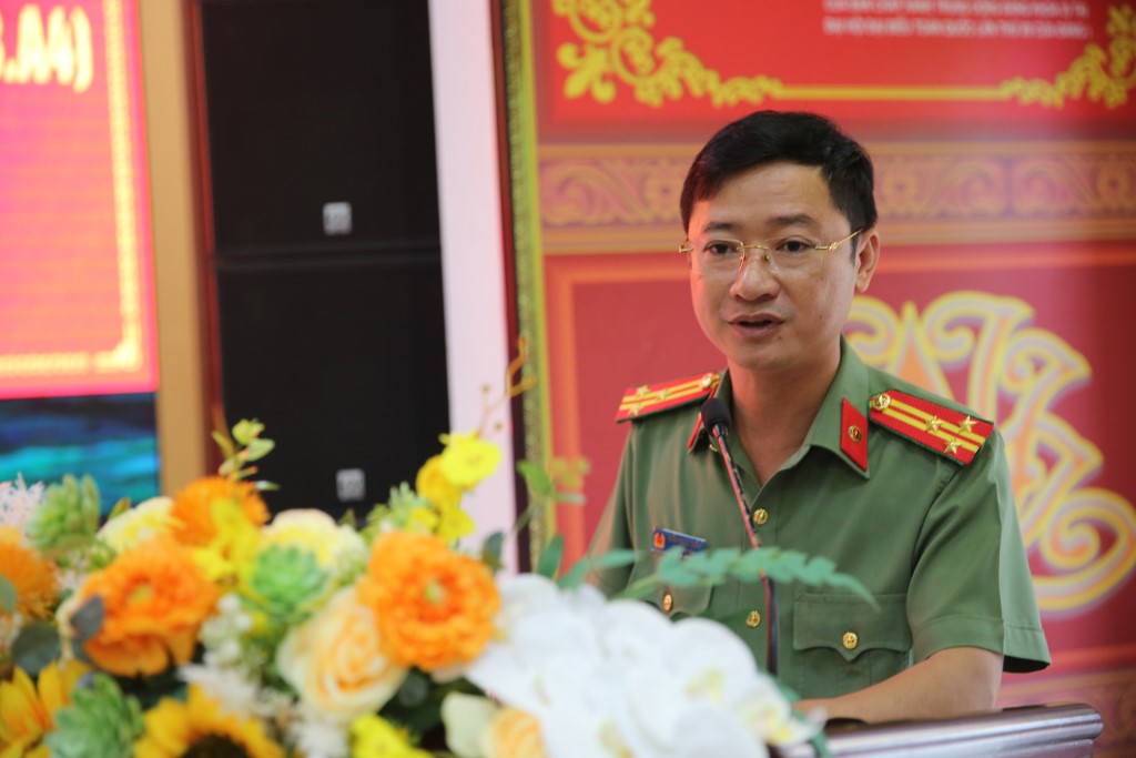 Đồng chí Thượng tá Trần Ngọc Tuấn, Phó Giám đốc Công an tỉnh Nghệ An phát biểu tại buổi Lễ bế giảng