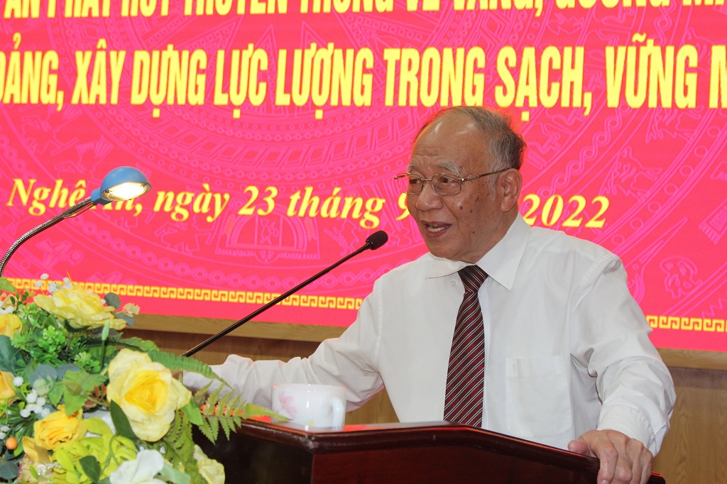 Giáo sư, Tiến sỹ triết học Hoàng Chí Bảo báo cáo chuyên đề tại Hội nghị