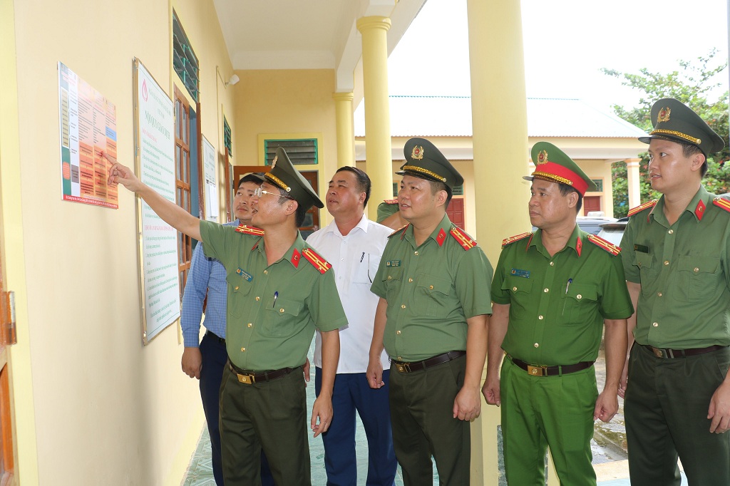 Gắn biển hướng dẫn dịch vụ công trực tuyến tại bộ phận một cửa UBND xã Môn Sơn, huyện Con Cuông