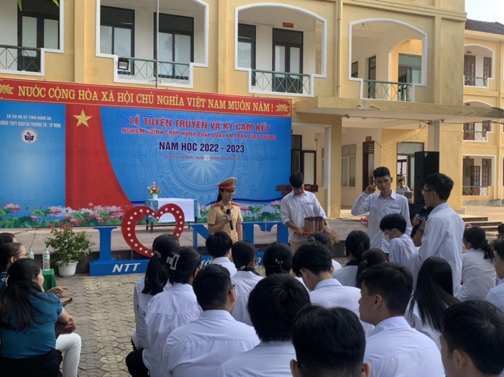 Tại Trường THPT Nguyễn Trường Tộ, hàng trăm học sinh đã được nghe tuyên truyền kiến thức về điều khiển xe đạp điện, xe máy điện bảo đảm an toàn khi tới trường