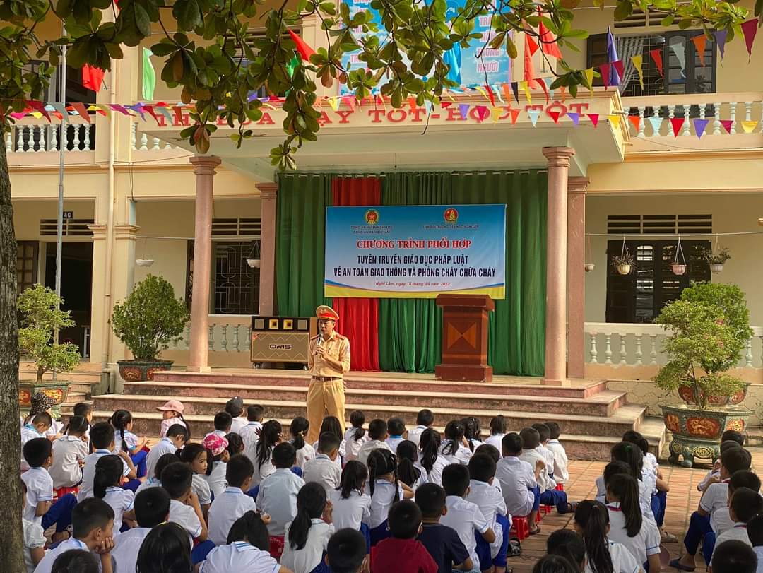 Đội Cảnh sát giao thông - trật tự Công an huyện Nghi Lộc tuyên truyền kiến thức an toàn giao thông cho hơn 1.000 cán bộ, giáo viên học sinh tại Trường  Tiểu học Nghi Lâm, (huyện Nghi Lộc)