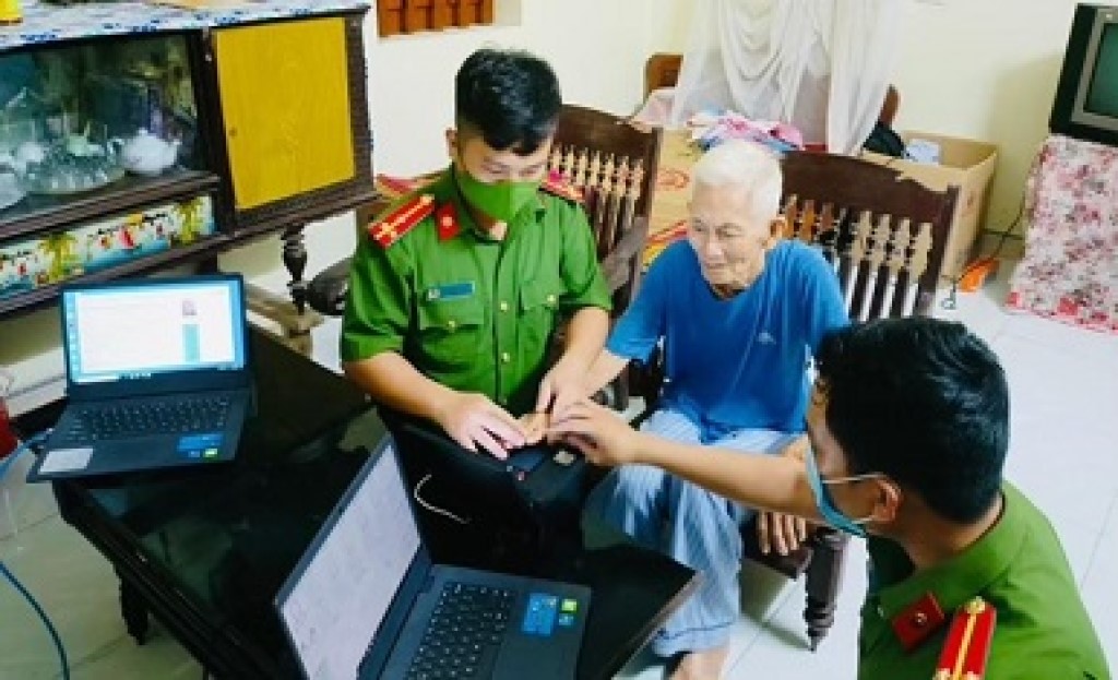 Cán bộ Công an huyện Diễn Châu trực tiếp đến tận nhà làm CCCD cho người già