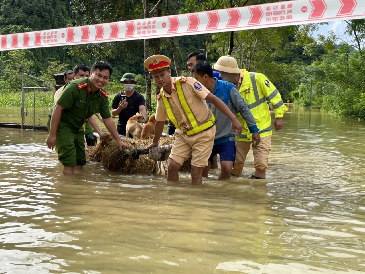 Công an huyện Anh Sơn giúp người dân khắc phục hậu quả mưa bão, vận chuyển đồ đạc và lương thực đến nơi an toàn