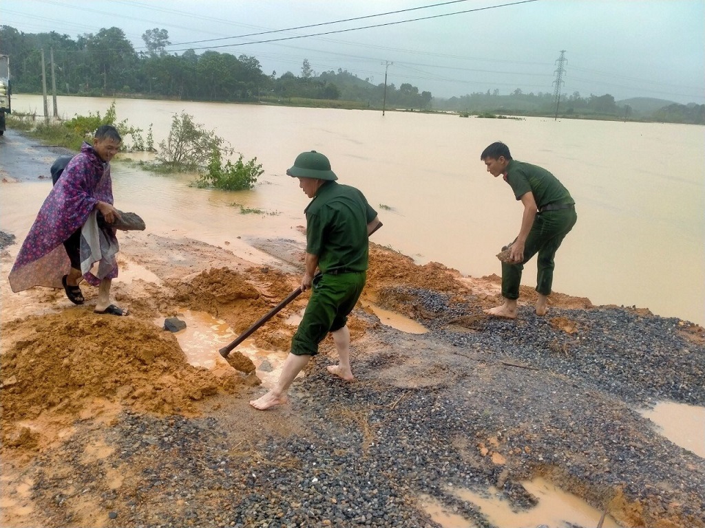 Công an xã Nam Sơn, huyện Đô Lương san lấp tuyến đường liên xã bị hư hỏng do mưa lũ