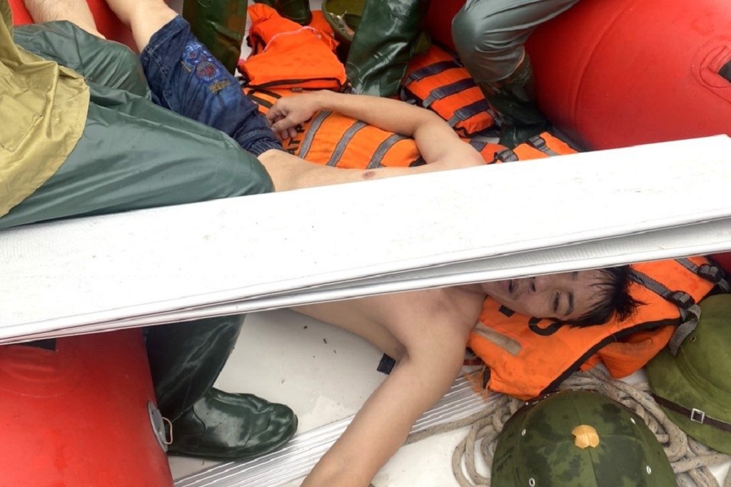Lực lượng cứu nạn, cứu hộ Phòng Cảnh sát PCCC&CNCH kịp thời ứng cứu người đàn ông đuối nước khi đi đánh bắt cá