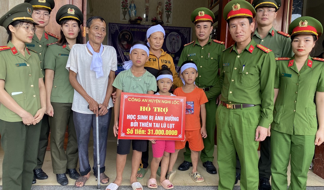 Công an huyện Nghi Lộc thăm hỏi, hỗ trợ 03 cháu bé có bố mẹ bị lũ cuốn trôi