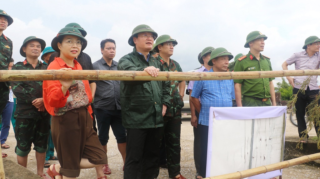 Đồng chí Nguyễn Đức Trung, Chủ tịch UBND tỉnh kiểm tra tình hình ngập lụt tại xã Hưng Lĩnh, huyện Hưng Nguyên