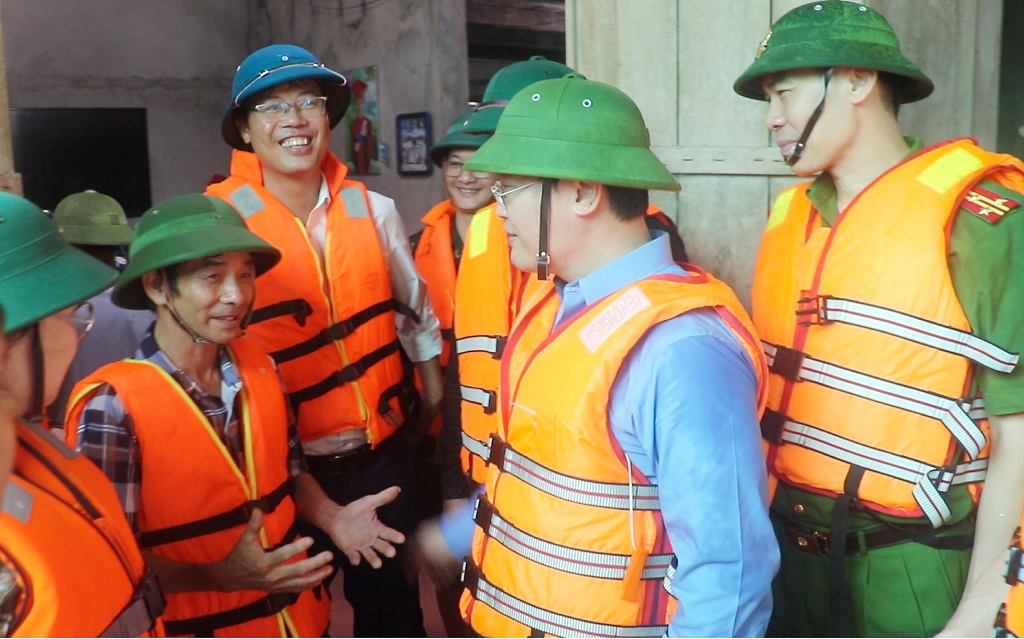 Chủ tịch UBND tỉnh Nguyễn Đức Trung ân cần thăm hỏi đời sống người dân xã Châu Nhân đang bị ngập trong nước lũ