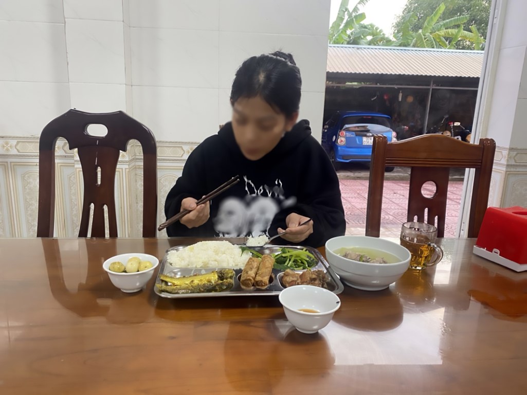 Cháu Q.N. được Trạm CSGT huyện Diễn Châu bố trí ăn nghỉ, chăm sóc sức khoẻ chờ gặp gia đình