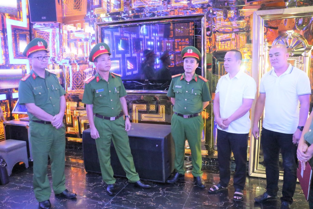 Đồng chí Đại tá Nguyễn Duy Thanh, Phó Giám đốc Công an tỉnh trực tiếp đi kiểm tra công tác an toàn phòng cháy, chữa cháy tại các cơ sở karaoke, quá bar trên địa bàn