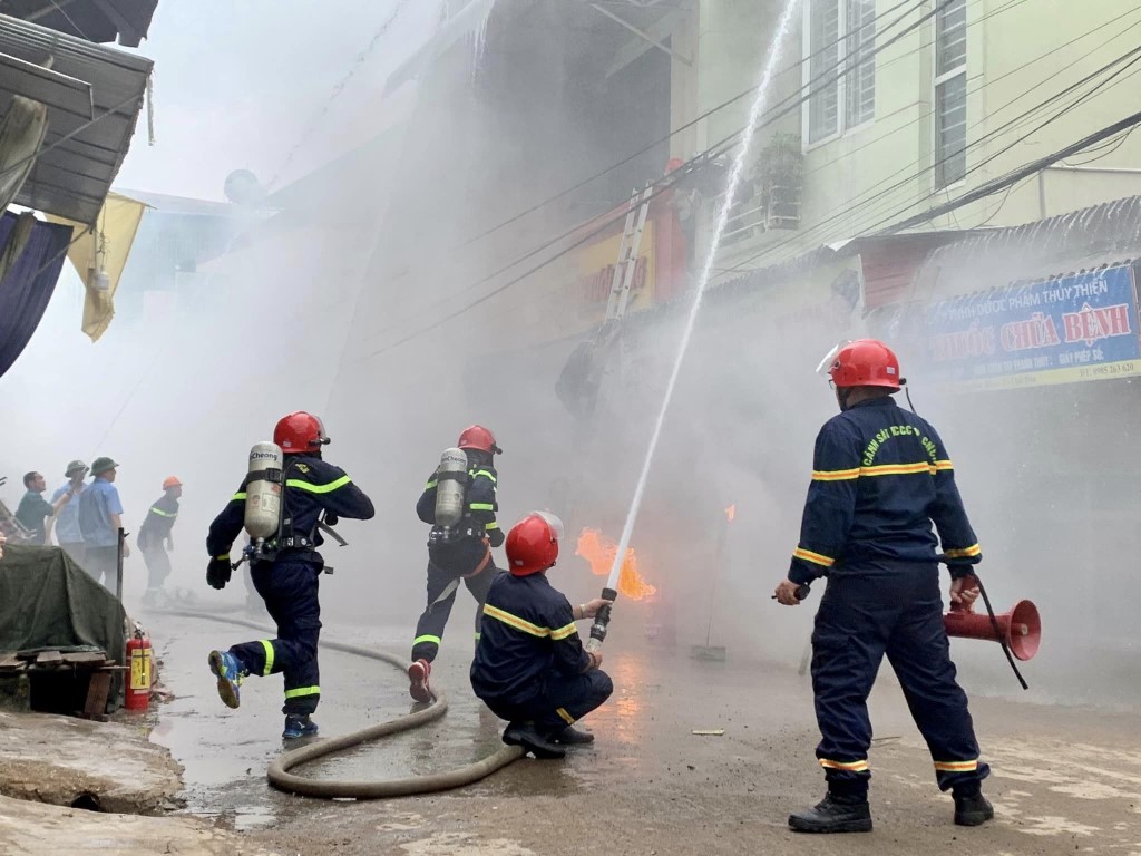 Trong các vụ cháy xảy ra, lực lượng chữa cháy không quản ngại khó khăn, nguy hiểm kịp thời lao vào biển lửa để cứu Nhân dân, cứu tài sản