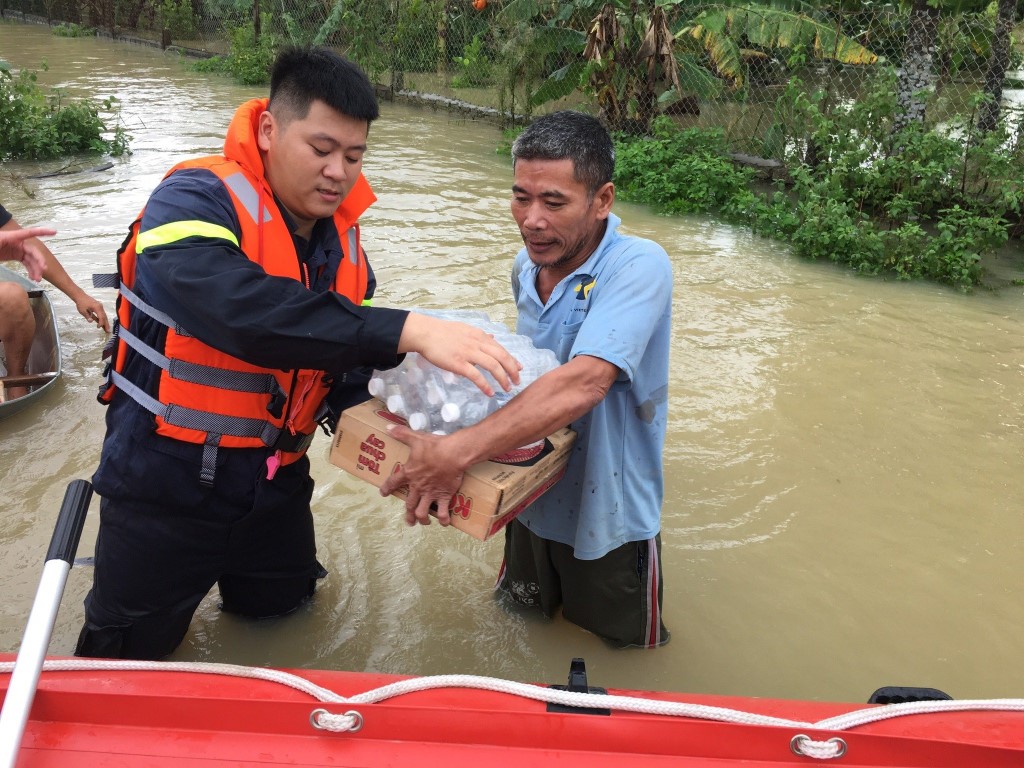 Trong cơn bão số 4 (Bão Noru) vừa qua, cùng với lực lượng Công an tỉnh thì lực lượng PCCC&CNCH đã cử hàng trăm lượt cán bộ, chiến sĩ trực tiếp xuống địa bàn để hỗ trợ, giúp đỡ bà con vùng ngập lụt