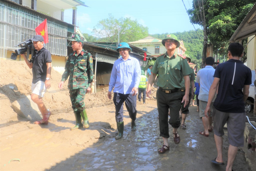Đoàn công tác trực tiếp xuống xã Tà Cạ kiểm tra công tác giúp dân khắc phục hậu quả mưa lũ