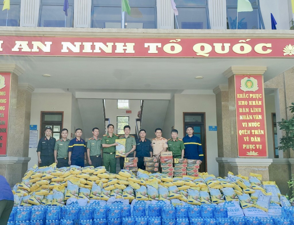 Đoàn thanh niên Công an tỉnh phối hợp Đoàn Thanh niên BIDV chi nhánh Nghệ An trao tặng các suất quà cho đồng bào bị ảnh hưởng lũ lụt huyện Kỳ Sơn